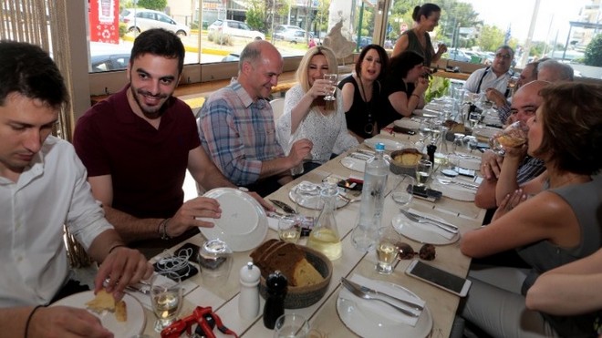 Σε μεζεδοπωλείο της Ηλιούπολης με δημοσιογράφους η Φώφη Γεννηματά