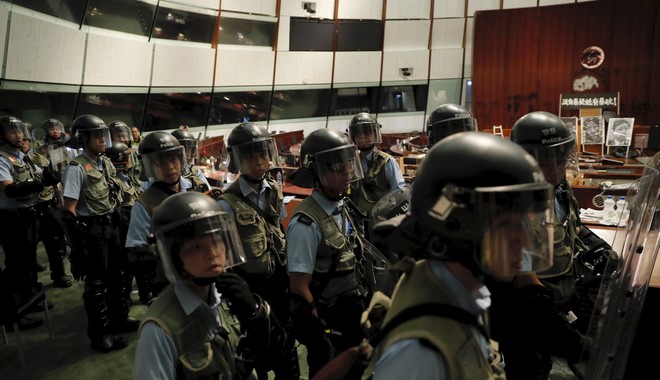 Ένταση στο Χονγκ Κονγκ: Η αστυνομία ανέκτησε τον έλεγχο του Κοινοβουλίου