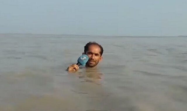 Είδωλο: Πακιστανός δημοσιογράφος καλύπτει την υπερχείλιση ποταμού και γίνεται viral