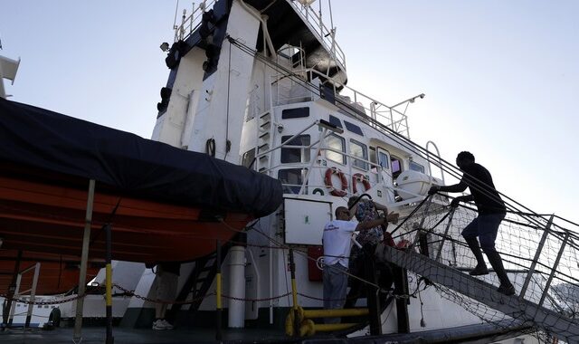 Ιταλία: Και δεύτερο πλοίο αψηφά τον Σαλβίνι – Έδεσε χωρίς άδεια στη Λαμπεντούζα