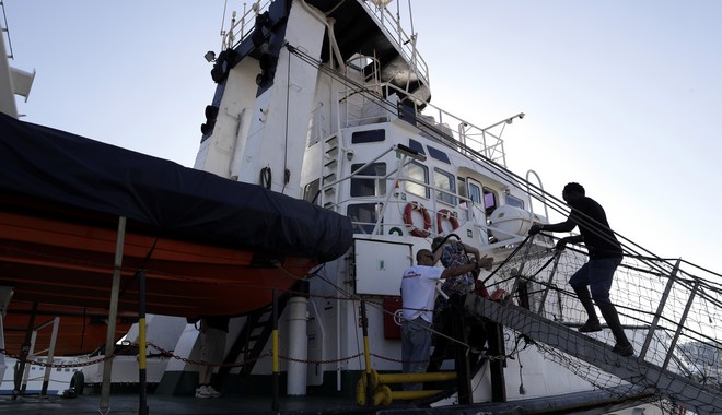 Ιταλία: Και δεύτερο πλοίο αψηφά τον Σαλβίνι – Έδεσε χωρίς άδεια στη Λαμπεντούζα