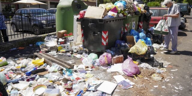 Συναγερμός στη Ρώμη: Επείγον υγειονομικό πρόβλημα οι τόνοι απορριμμάτων στους δρόμους