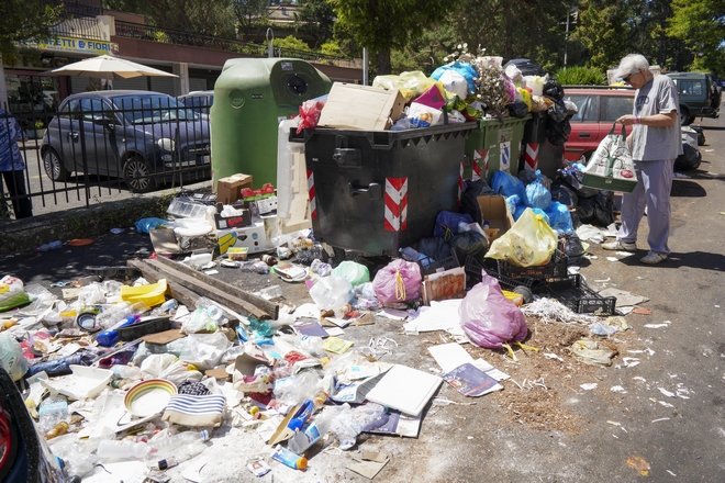 Συναγερμός στη Ρώμη: Επείγον υγειονομικό πρόβλημα οι τόνοι απορριμμάτων στους δρόμους