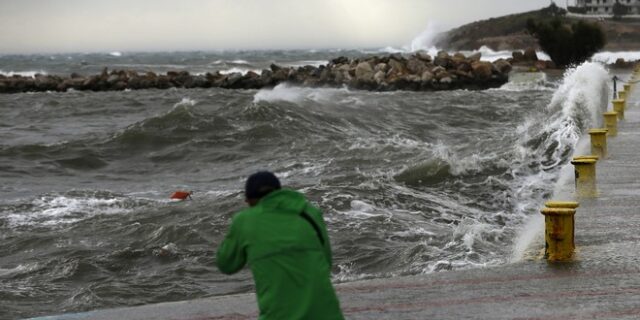 Καιρός: Βροχές και καταιγίδες σήμερα – Κρύο Σαββατοκύριακο με πτώση της θερμοκρασίας έως 10 βαθμούς