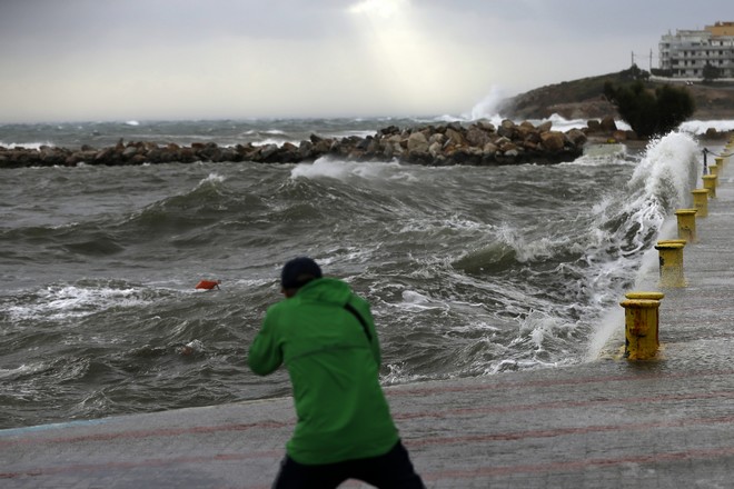 Καιρός: Βροχές και καταιγίδες σήμερα – Κρύο Σαββατοκύριακο με πτώση της θερμοκρασίας έως 10 βαθμούς