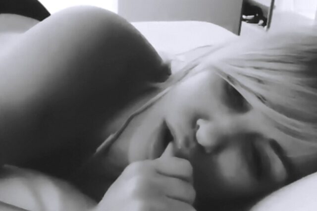 Η Καλογρίδη “μουρμουράει” topless στο κρεβάτι της