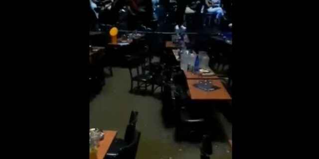 Κακοκαιρία στην Αχαΐα: Βίντεο από το κέντρο διασκέδασης όπου εγκλωβίστηκαν 1.000 άνθρωποι