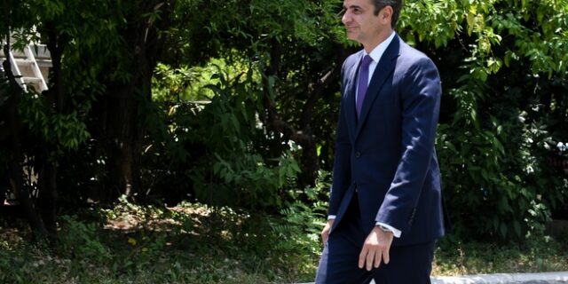 Μητσοτάκης προς υπουργούς: Όχι προσλήψεις συγγενών, θα μειωθούν οι γραμματείες και οι μετακλητοί