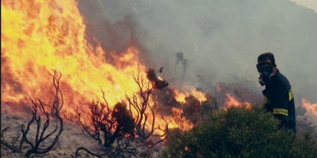 Λαμία: Σε εξέλιξη οι δύο πυρκαγιές βόρεια της πόλης
