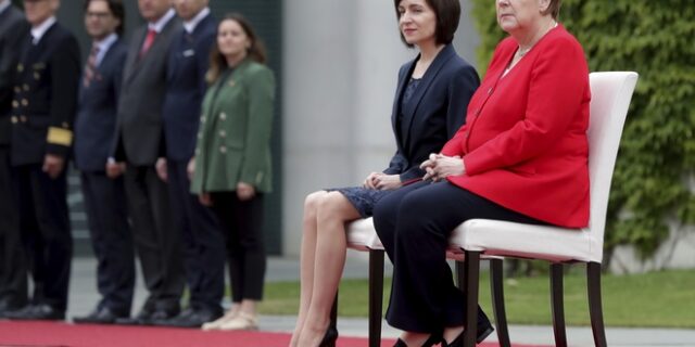 Γερμανία: Ξανά καθιστή η Μέρκελ σε τελετή ανάκρουσης εθνικών ύμνων