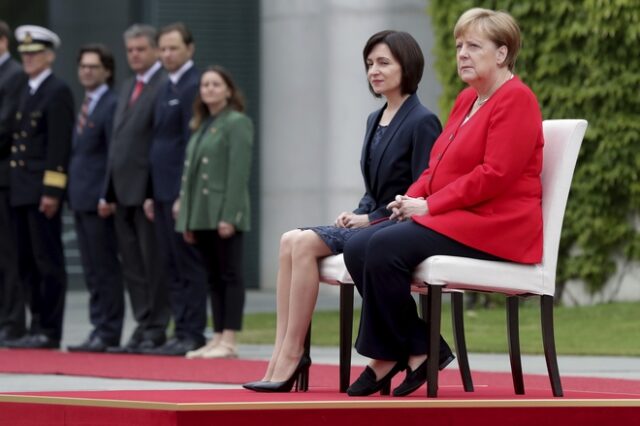 Γερμανία: Ξανά καθιστή η Μέρκελ σε τελετή ανάκρουσης εθνικών ύμνων