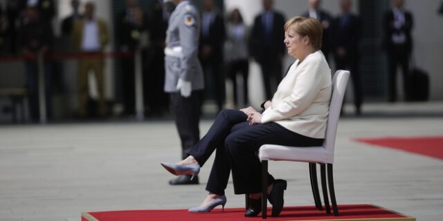 Μέρκελ: Υποδέχτηκε καθιστή την πρωθυπουργό Δανίας μετά τα πολλαπλά επεισόδια τρέμουλου