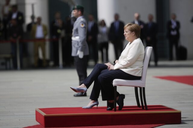 Μέρκελ: Υποδέχτηκε καθιστή την πρωθυπουργό Δανίας μετά τα πολλαπλά επεισόδια τρέμουλου