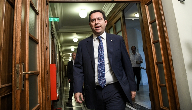 Μηταράκης: Μείωση εισφορών για εργαζόμενους κι εργοδότες