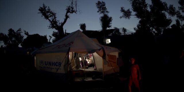 Οινόφυτα: Δέντρο καταπλάκωσε σκηνή μεταναστών – Οκτώ τραυματίες, ένα παιδί σοβαρά