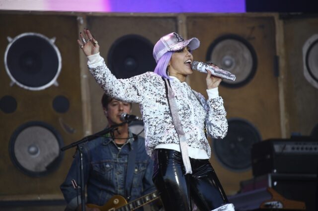 Miley Cyrus: Σε συναυλία ντυμένη ως “Ashley O” από Black Mirror