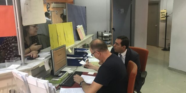 Απροειδοποίητη επίσκεψη Μηταράκη στο τηλεφωνικό κέντρο του ΕΦΚΑ: “Τραγικές ελλείψεις”