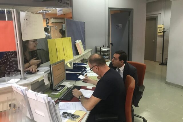 Απροειδοποίητη επίσκεψη Μηταράκη στο τηλεφωνικό κέντρο του ΕΦΚΑ: “Τραγικές ελλείψεις”