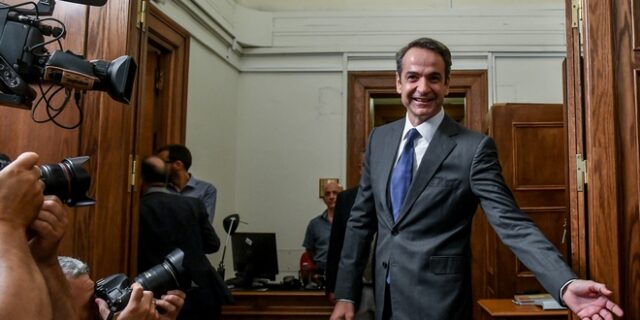 Επικοινωνία Μητσοτάκη με Γκουαϊδό – Τον κάλεσε στη Βενεζουέλα