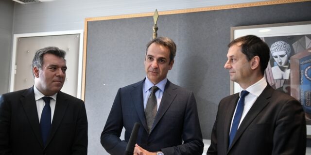 Μητσοτάκης με Θεοχάρη: Δεκαετές σχέδιο για τον τουρισμό σε έξι μήνες
