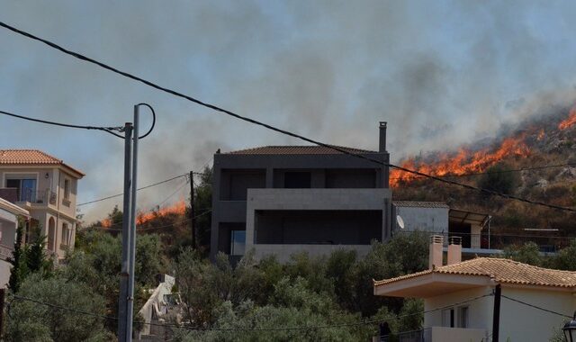 Σε εξέλιξη μεγάλη φωτιά στο Ναύπλιο