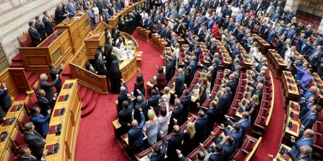 Ορκίστηκαν οι “300”: Οι νέοι βουλευτές, ο αρχαιότερος και ο αριθμός των γυναικών