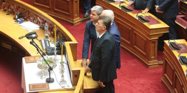 Ορκωμοσία νέας βουλής: Η πλειοψηφία με θρησκευτικό όρκο, τρεις στο Κοράνι
