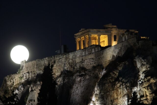 Πανσέληνος και μερική έκλειψη Σελήνης – Πότε θα είναι ορατό το φαινόμενο