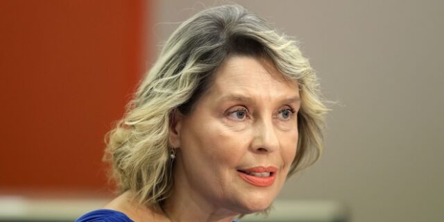 Παπακώστα: Ο Μητσοτάκης να εφαρμόσει το 1 προς 5 ξεκινώντας από την οικογένειά του