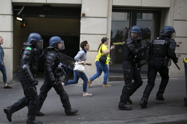 Επεισόδια στο Παρίσι: Δακρυγόνα σε εορτασμό της Ημέρας Βαστίλης – 152 συλλήψεις