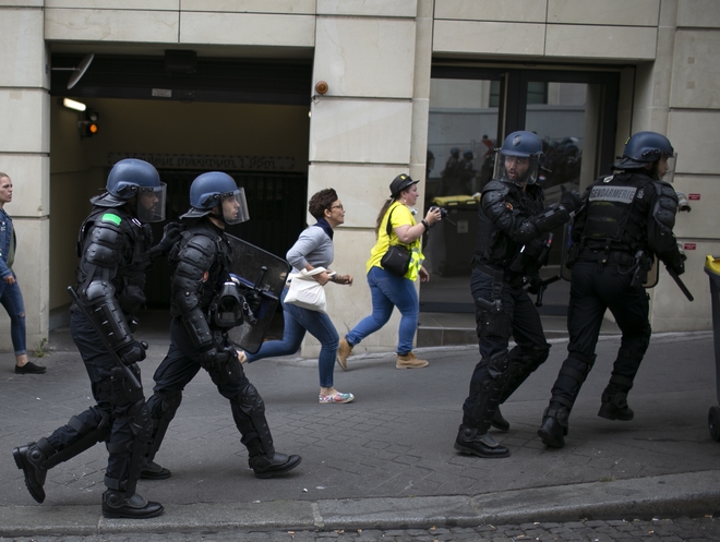 Επεισόδια στο Παρίσι: Δακρυγόνα σε εορτασμό της Ημέρας Βαστίλης – 152 συλλήψεις