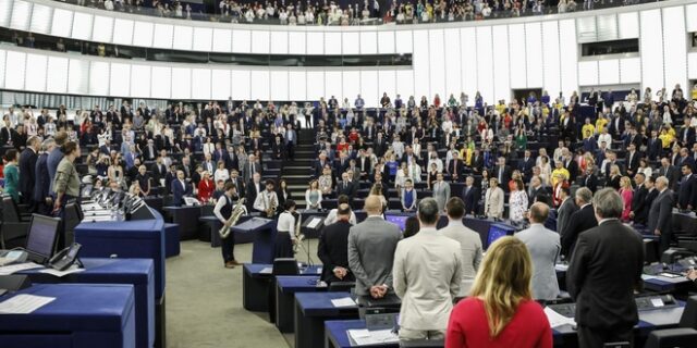 Ασέβεια Βρετανών ευρωβουλευτών: Γύρισαν την πλάτη τους στον ευρωπαϊκό ύμνο