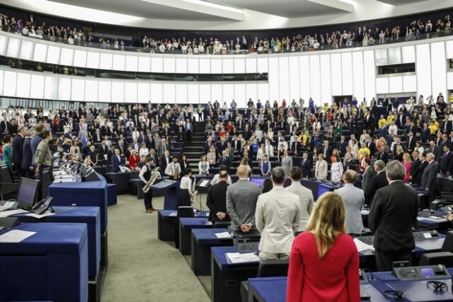 Ασέβεια Βρετανών ευρωβουλευτών: Γύρισαν την πλάτη τους στον ευρωπαϊκό ύμνο