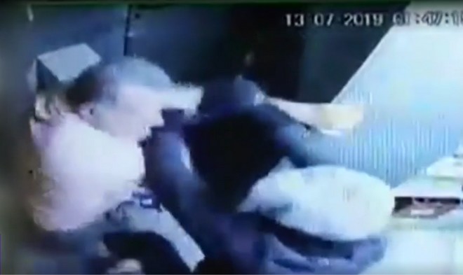 Βίντεο ντοκουμέντο: “Μάχη” περιπτερά με ληστή στα βόρεια προάστια