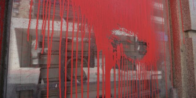Ποινική δίωξη για τις μπογιές στο ΣΕΒ