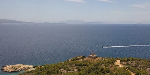 Κόγχη: Η απάνεμη κρυφή παραλία της Σαλαμίνας με τη φυσική πισίνα