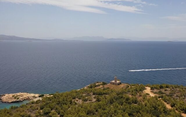 Κόγχη: Η απάνεμη κρυφή παραλία της Σαλαμίνας με τη φυσική πισίνα