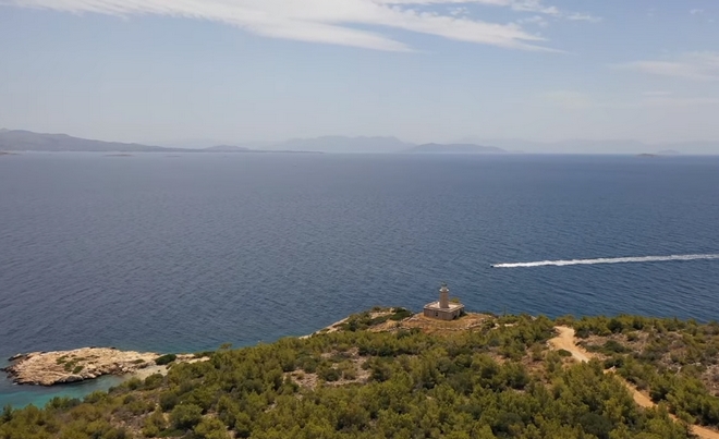 Κόγχη: Η απάνεμη κρυφή παραλία της Σαλαμίνας με τη φυσική πισίνα