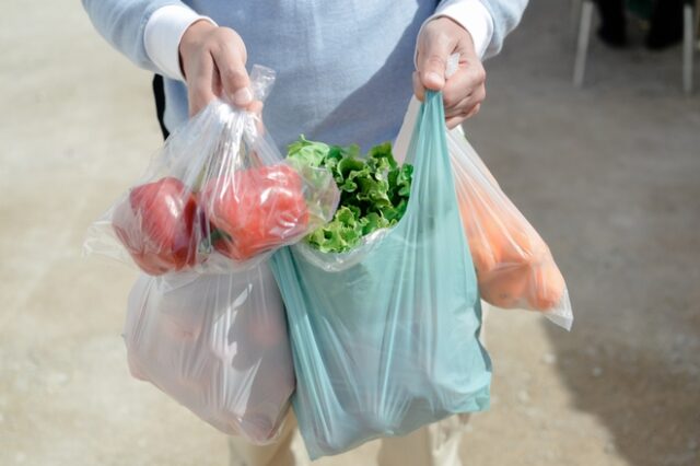 Μειώνονται οι πλαστικές σακούλες, αλλά όχι η εξάρτησή μας από το πλαστικό