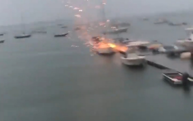 Απίστευτο βίντεο: Η στιγμή που κεραυνός χτυπάει σκάφος