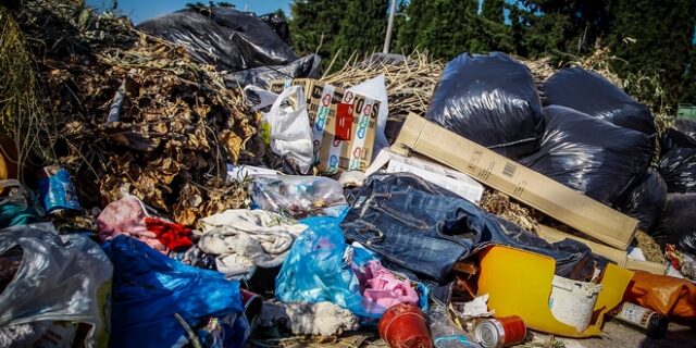 Κέρκυρα: Ο Ιατρικός Σύλλογος κρούει τον κώδωνα κινδύνου για τα σκουπίδια στους δρόμους