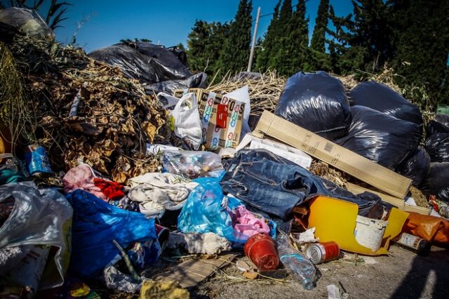 Κέρκυρα: Ο Ιατρικός Σύλλογος κρούει τον κώδωνα κινδύνου για τα σκουπίδια στους δρόμους