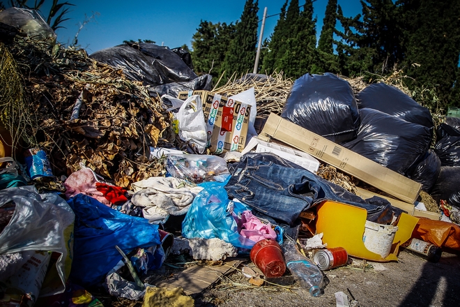 Κέρκυρα: Ο Ιατρικός Σύλλογος κρούει τον κώδωνα κινδύνου για τα σκουπίδια στους δρόμους