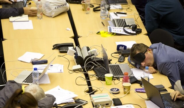 Σύνοδος Κορυφής: Κοιμούνταν πάνω στα γραφεία οι δημοσιογράφοι