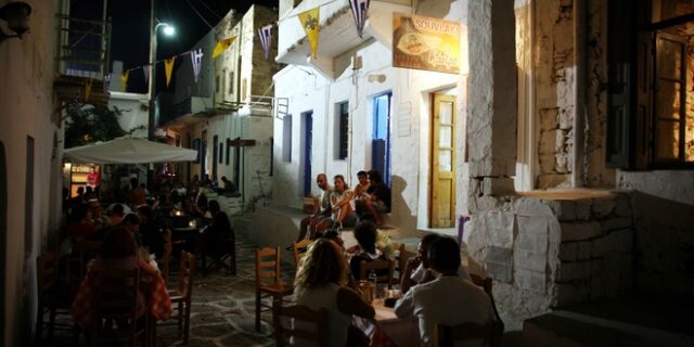 Εφοριακοί με μαγιό “σαρώνουν” πόλεις και νησιά της Ελλάδας