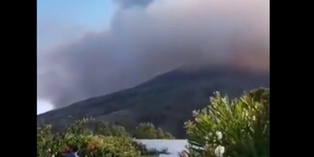 “Ξύπνησε” το ηφαίστειο Στρόμπολι: Ένας νεκρός – Τουρίστες έπεσαν στη θάλασσα