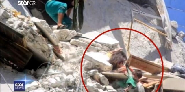 Φωτογραφία σοκ από τη Συρία: 5χρονη προσπαθεί να σώσει την 7 μηνών αδελφή της πριν ξεψυχήσει