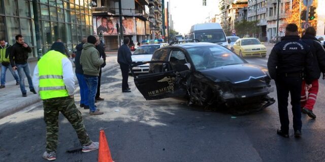 Τροχαίο με τρία αυτοκίνητα στη Συγγρού – Πέντε τραυματίες