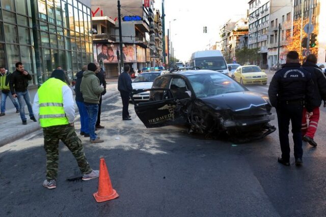 Τροχαίο με τρία αυτοκίνητα στη Συγγρού – Πέντε τραυματίες