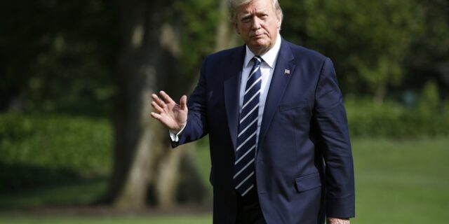 Εμφάνιση – έκπληξη του Τραμπ σε γάμο υποστηρικτών του